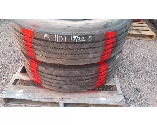 HUB PILOT 11R22.5 Tire and Rim