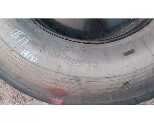 HUB PILOT 11R22.5 Tire and Rim