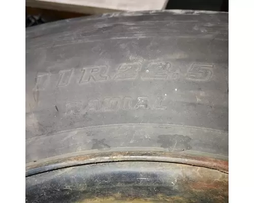 HUB PILOT 11R22.5 Tire and Rim