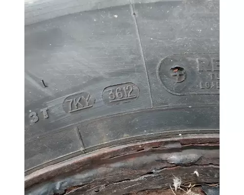 HUB PILOT 11R22.5 Tire and Rim