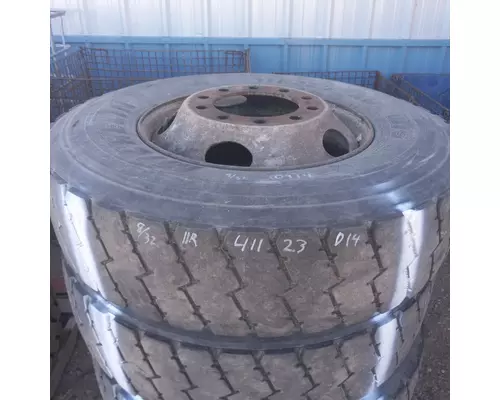 HUB PILOT 11R22.5 Tire and Rim