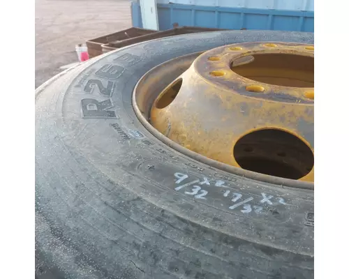 HUB PILOT 11R22.5 Tire and Rim