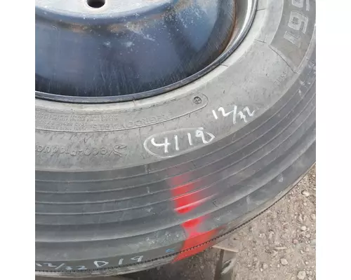 HUB PILOT 11R22.5 Tire and Rim