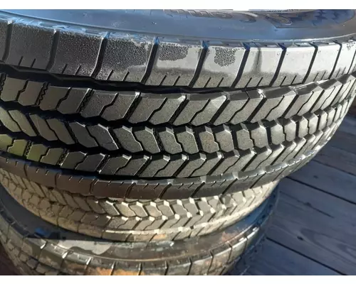 HUB PILOT 19.5 x 6.00 Takeoff Ford F450 F550 22570R19.5 Tire & Wheel