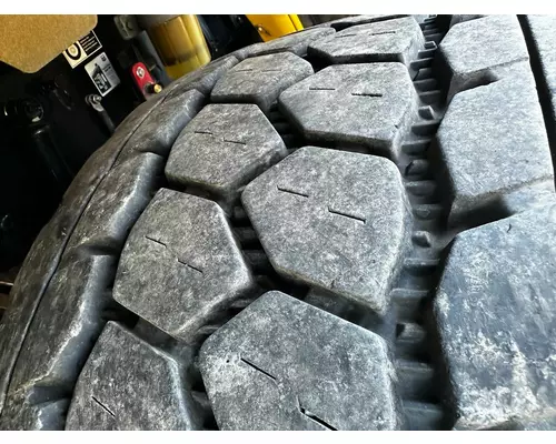 HUB PILOT 22.5 x 14 Tire and Rim