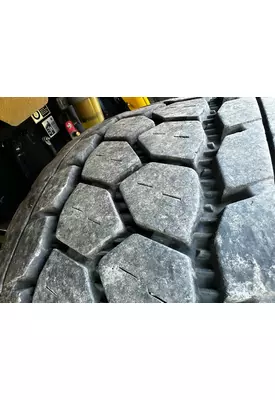 HUB PILOT 22.5 x 14 Tire and Rim