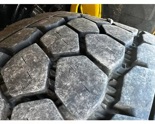 HUB PILOT 22.5 x 14 Tire and Rim