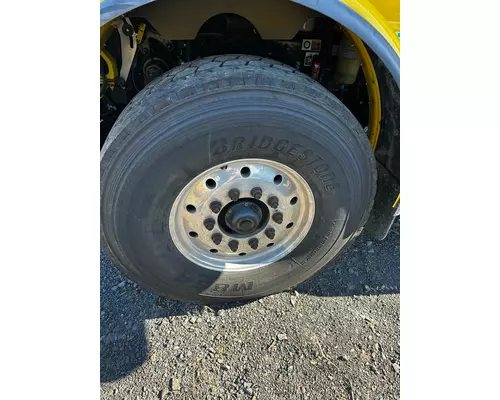 HUB PILOT 22.5 x 14 Tire and Rim