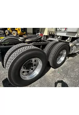 HUB PILOT 24.5 Tire and Rim
