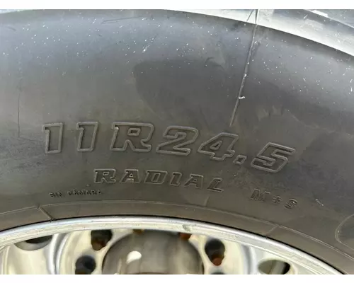 HUB PILOT 24.5 Tire and Rim