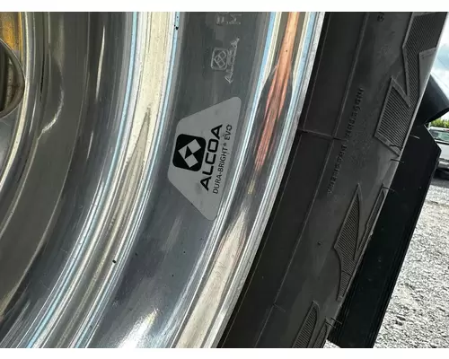 HUB PILOT 24.5 Tire and Rim