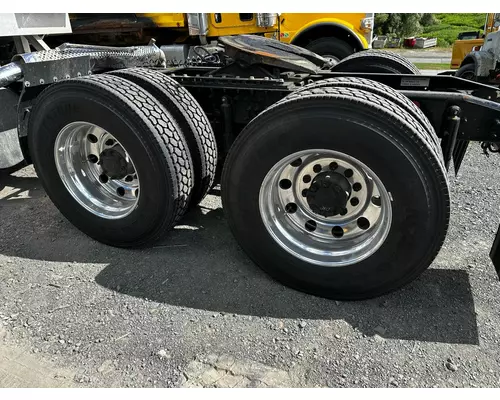 HUB PILOT 24.5 Tire and Rim