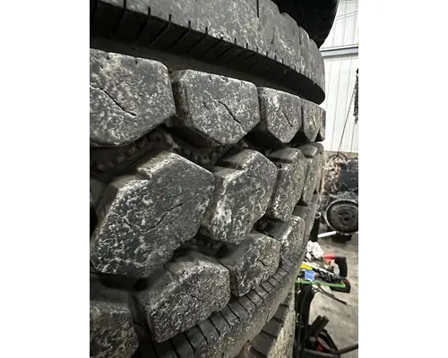 HUB PILOT 24.5 Tire and Rim