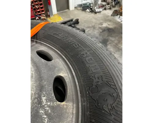 HUB PILOT 24.5 Tire and Rim