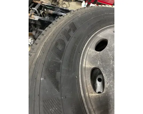 HUB PILOT 24.5 Tire and Rim