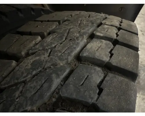 HUB PILOT 24.5 Tire and Rim