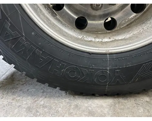 HUB PILOT 24.5 Tire and Rim