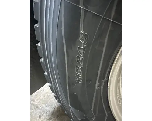 HUB PILOT 24.5 Tire and Rim