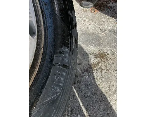 HUB PILOT 285 70R 19.5 Tire and Rim