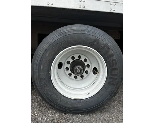 HUB PILOT 295 75R 22.5 Tire and Rim