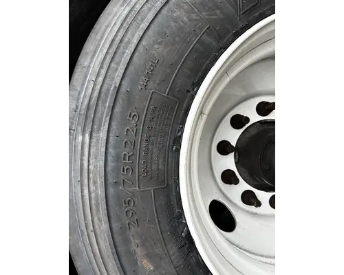 HUB PILOT 295 75R 22.5 Tire and Rim