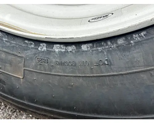 HUB PILOT 295 75R 22.5 Tire and Rim