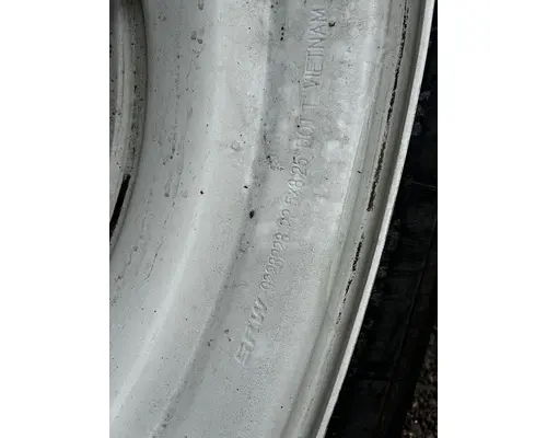 HUB PILOT 295 75R 22.5 Tire and Rim