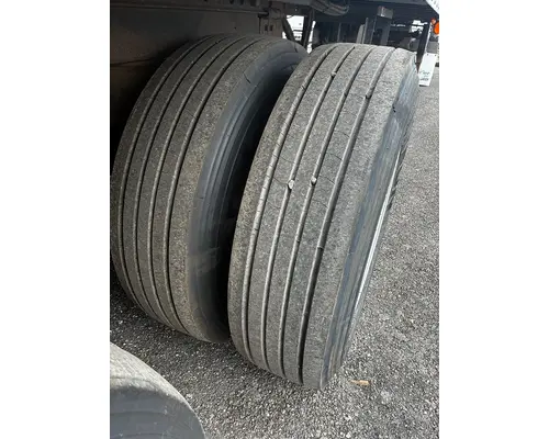 HUB PILOT 295 75R 22.5 Tire and Rim