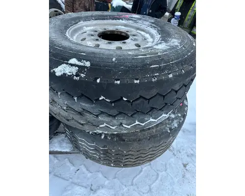 HUB PILOT 445 / 65 R 22.5 Tire and Rim