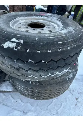 HUB PILOT 445 / 65 R 22.5 Tire and Rim