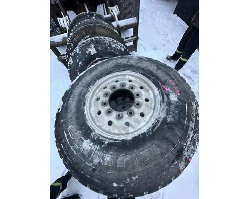 HUB PILOT 445 / 65 R 22.5 Tire and Rim