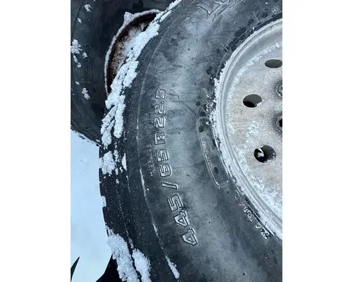 HUB PILOT 445 / 65 R 22.5 Tire and Rim