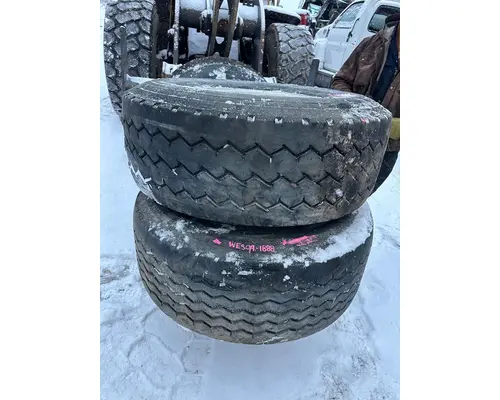 HUB PILOT 445 / 65 R 22.5 Tire and Rim
