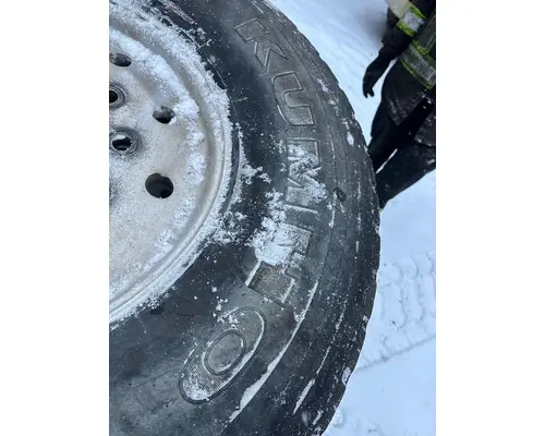 HUB PILOT 445 / 65 R 22.5 Tire and Rim