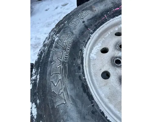 HUB PILOT 445 / 65 R 22.5 Tire and Rim