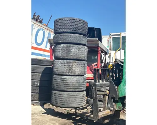 HUB PILOT 445 50R 22.5 Tire and Rim