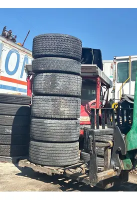 HUB PILOT 445 50R 22.5 Tire and Rim