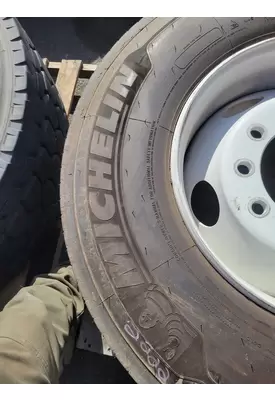 HUB PILOT 9.00x22.5 Tire and Wheel