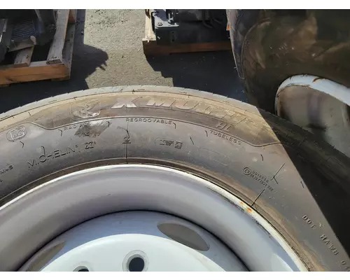 HUB PILOT 9.00x22.5 Tire and Wheel