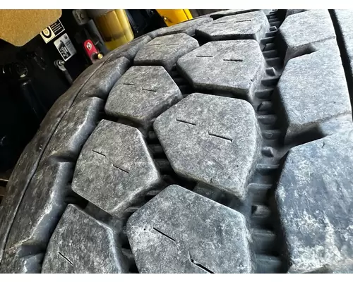 Tire And Rim HUB PILOT 22.5 x 14 Dutchers Inc   Heavy Truck Div  Ny