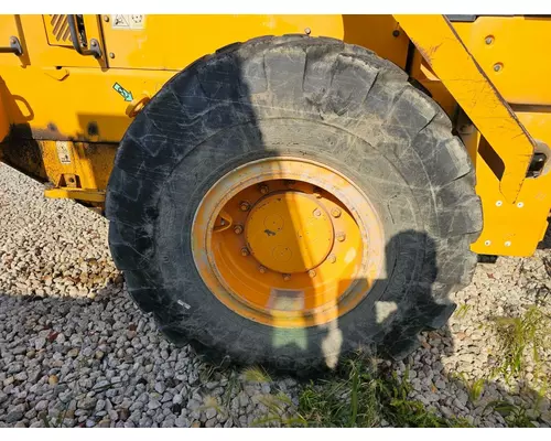 Hyundai HL740-7A Equip Tire and Rim