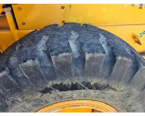 Hyundai HL740-7A Equip Tire and Rim
