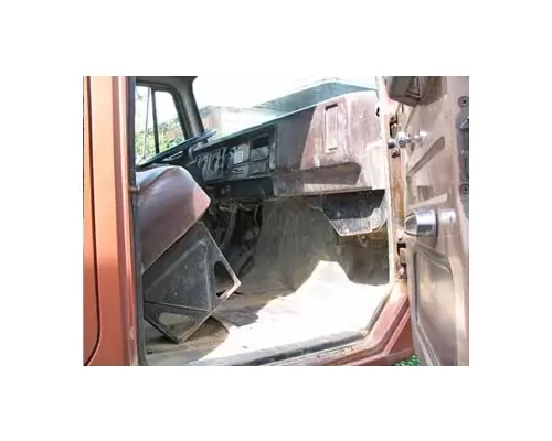 INTERNATIONAL 1654 Cab Clip