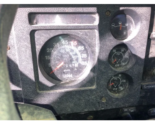 INTERNATIONAL 1654 Instrument Cluster