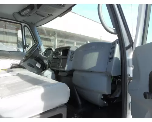 INTERNATIONAL 4200 CAB