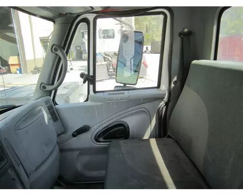 INTERNATIONAL 4200 CAB