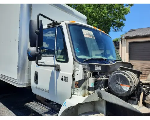 INTERNATIONAL 4200 CAB