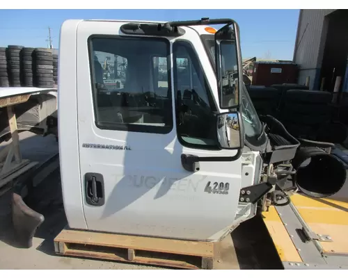 INTERNATIONAL 4200 Cab