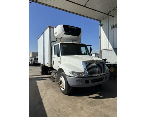 INTERNATIONAL 4200 Cab