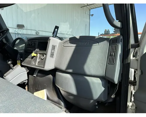 INTERNATIONAL 4200 Cab